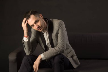 bir tıraşsız yüzü ile genç ciddi adam