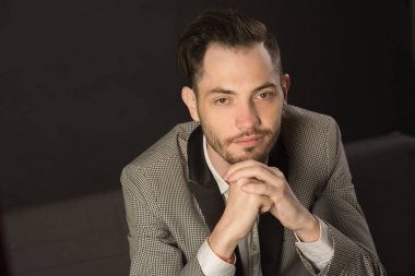 bir tıraşsız yüzü ile genç ciddi adam