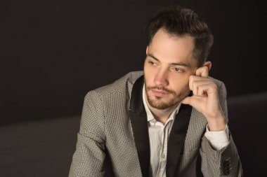 bir tıraşsız yüzü ile genç ciddi adam