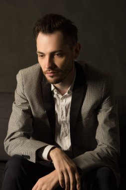 bir tıraşsız yüzü ile genç ciddi adam