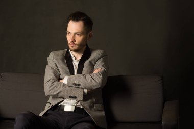 bir tıraşsız yüzü ile genç ciddi adam