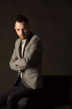 bir tıraşsız yüzü ile genç ciddi adam