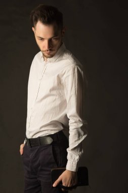 Tıraşsız yüzü olan genç adam