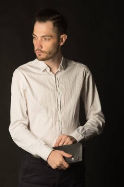 Tıraşsız yüzü olan genç adam