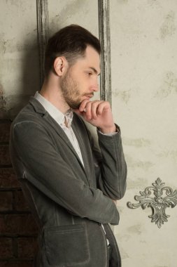 genç yakışıklı bir tıraşsız yüzü ile 