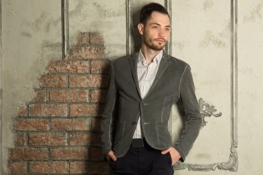 genç yakışıklı bir tıraşsız yüzü ile 