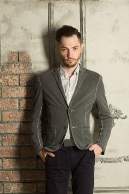 genç yakışıklı bir tıraşsız yüzü ile 