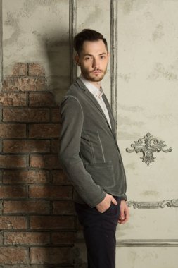 genç yakışıklı bir tıraşsız yüzü ile 