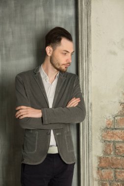 genç yakışıklı bir tıraşsız yüzü ile 