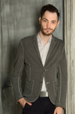 genç yakışıklı bir tıraşsız yüzü ile 