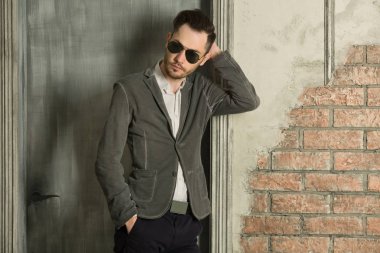 genç yakışıklı adamla tıraşsız yüzündeki