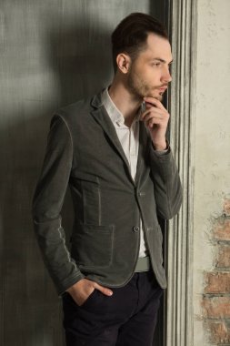 genç yakışıklı bir tıraşsız yüzü ile 