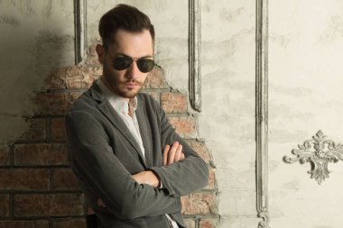 genç yakışıklı adamla tıraşsız yüzündeki