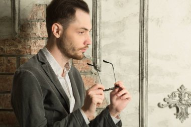 genç yakışıklı bir tıraşsız yüzü ile 