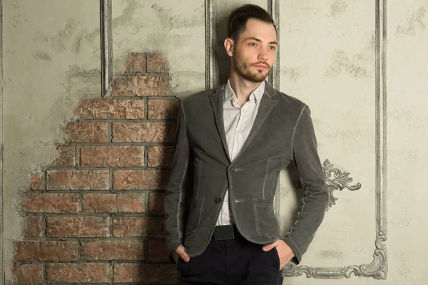 genç yakışıklı bir tıraşsız yüzü ile 