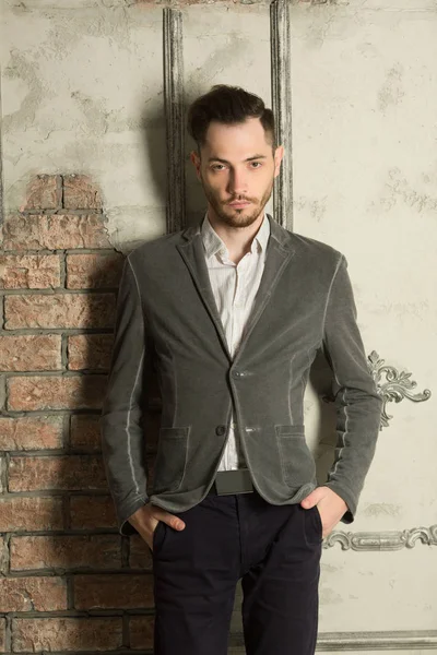 genç yakışıklı bir tıraşsız yüzü ile 