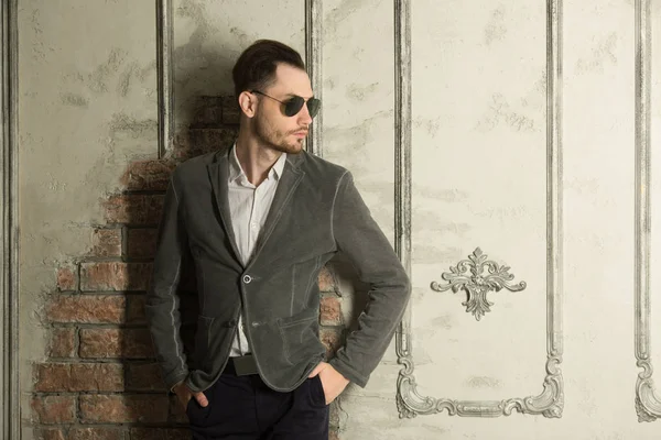 genç yakışıklı adamla tıraşsız yüzündeki