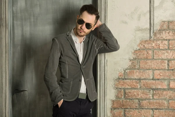 genç yakışıklı adamla tıraşsız yüzündeki