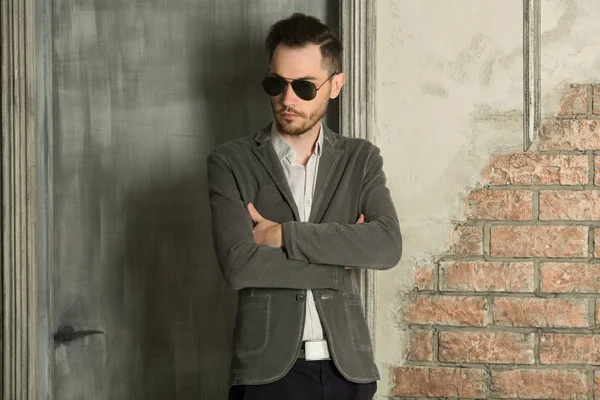 genç yakışıklı adamla tıraşsız yüzündeki