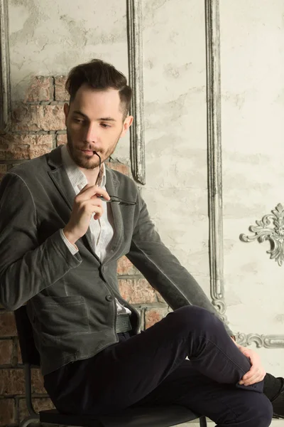 genç yakışıklı bir tıraşsız yüzü ile 