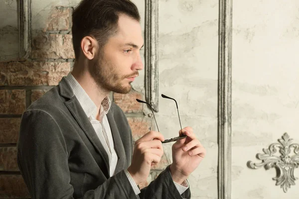 genç yakışıklı bir tıraşsız yüzü ile 