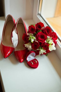 Gelin parlak kırmızı taze çiçekler kırmızı gül buket