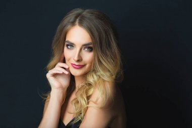 makyaj ile gülümseyen güzel bir genç kız portresi