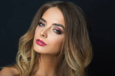 makyaj ve hairdress ile güzel bir genç kız portresi