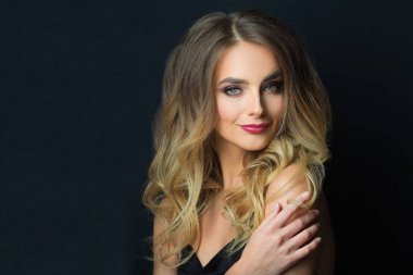 makyaj ile gülümseyen güzel bir genç kız portresi