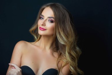 makyaj ile gülümseyen güzel bir genç kız portresi