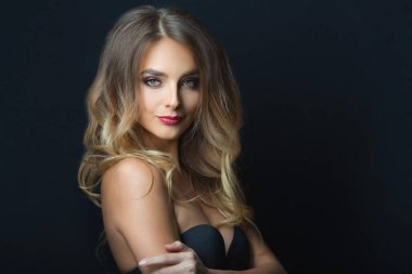 makyaj ile gülümseyen güzel bir genç kız portresi