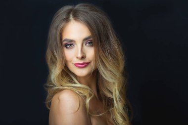 makyaj ile gülümseyen güzel bir genç kız portresi