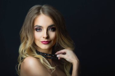 makyaj ile gülümseyen güzel bir genç kız portresi