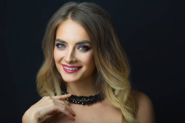 makyaj ile gülümseyen güzel bir genç kız portresi