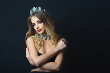 makyaj ve saç modeli ile güzel genç kız portresi