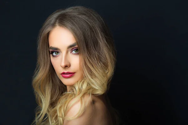 Retrato de uma bela jovem com maquiagem e hairdress — Fotografia de Stock