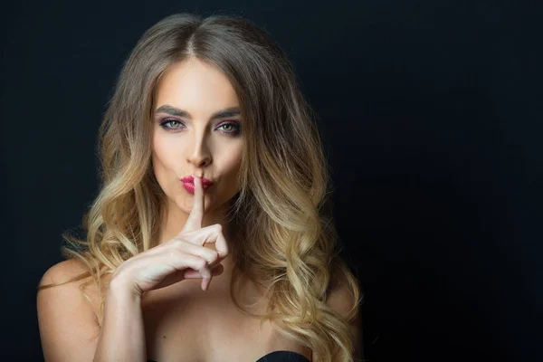 güzel genç kız makyaj ve hairdress portresi