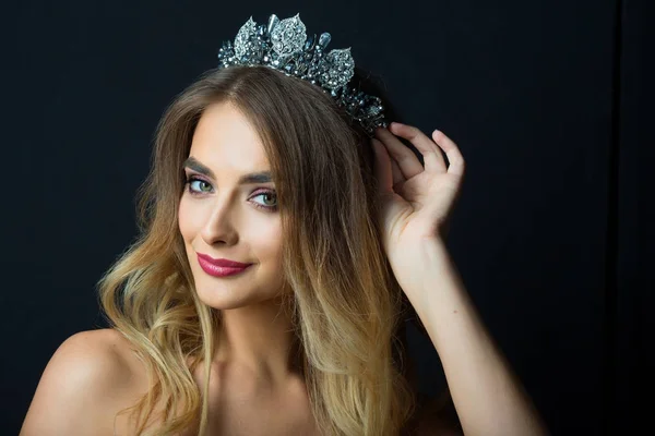 makyaj ve saç modeli ile güzel genç kız portresi