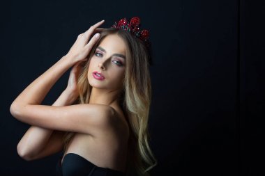 güzel genç kız makyaj ve saç modeli ile taç portre