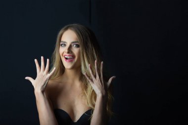 yüzünde şaşırmış ve neşeli bir duygu ile güzel genç kız