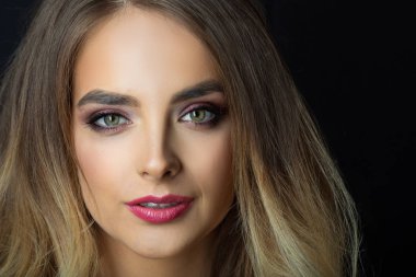 makyaj ve hairdress ile gülümseyen güzel bir genç kız portresi