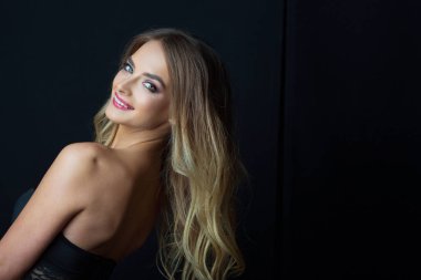 makyaj ve hairdress ile gülümseyen güzel bir genç kız portresi