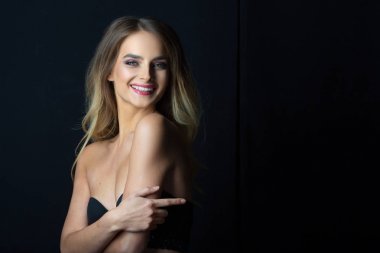 makyaj ve hairdress ile gülümseyen güzel bir genç kız portresi