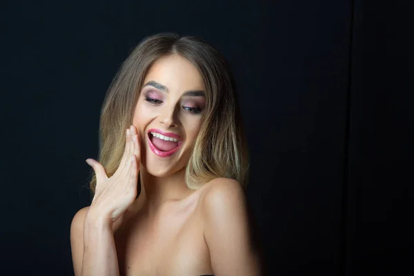 Hermosa joven con una emoción sorprendida y alegre en su cara — Foto de Stock