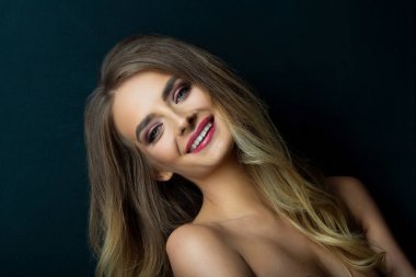 makyaj ve hairdress ile gülümseyen güzel bir genç kız portresi