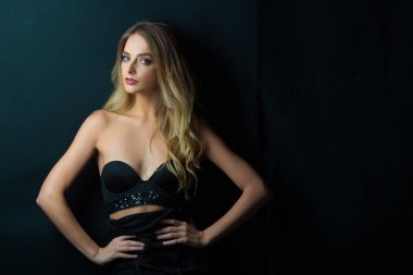 genç güzel şehvetli kız makyaj ve hairdress ile 