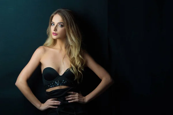 genç güzel şehvetli kız makyaj ve hairdress ile 