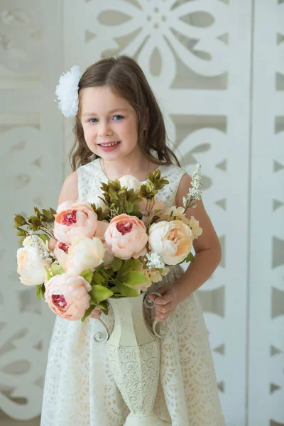 Piękne młode radosnej baby girl w eleganckich sukienek — Zdjęcie stockowe