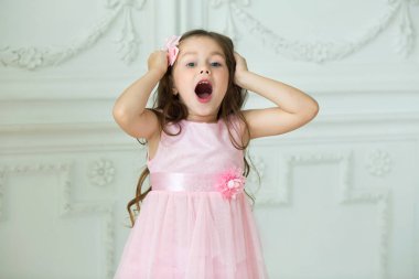 elbiseli güzel küçük zeki kız