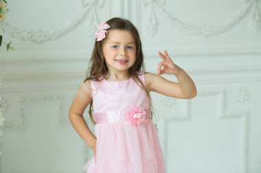 güzel küçük gülümseyen akıllı bir kız